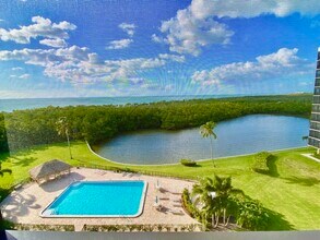 11 Bluebill Ave, Unit 704 in Naples, FL - Foto de edificio - Building Photo