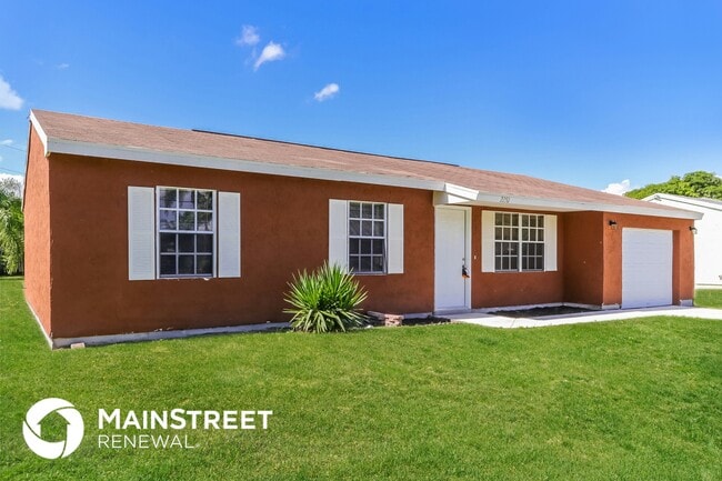 2250 SE Baron St in Port St. Lucie, FL - Foto de edificio - Building Photo