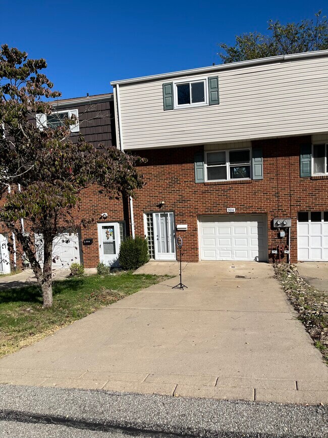 904 Rhodes Ave in West Mifflin, PA - Building Photo - Building Photo
