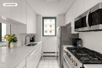 311 Greenwich St in New York, NY - Building Photo - Building Photo