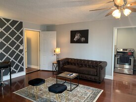 300 Peachtree St in Atlanta, GA - Building Photo