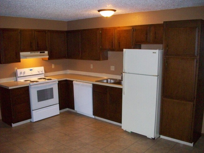 2208 E Divide Ave in Bismarck, ND - Building Photo - Building Photo