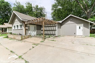610 N 5th St in Manhattan, KS - Building Photo