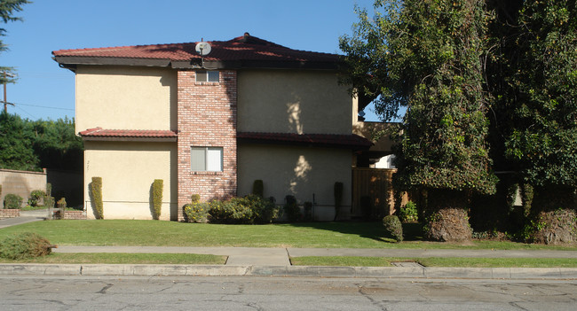 227 E Center St in Covina, CA - Foto de edificio - Building Photo