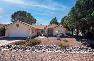 11055 Lariat Ln in Dewey, AZ - Building Photo