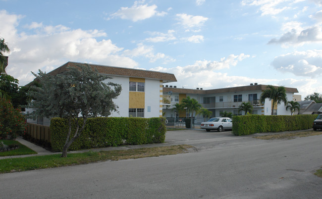 2521 Cleveland St in Hollywood, FL - Building Photo - Building Photo