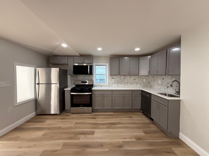 73 E Jersey St in Elizabeth, NJ - Building Photo