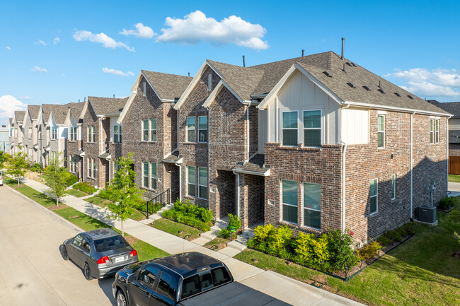 Heritage Village Townhomes in Haltom City, TX - Building Photo - Building Photo