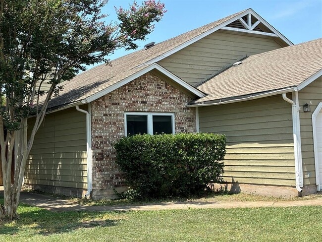 10005 Parliament House Rd in Austin, TX - Building Photo - Building Photo