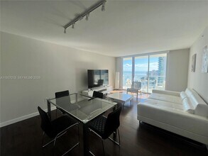 1155 Brickell Bay Dr, Unit 1607 in Miami, FL - Building Photo - Building Photo