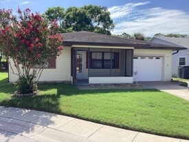 3239 Prairie Dunes Cir E in Lakeland, FL - Building Photo