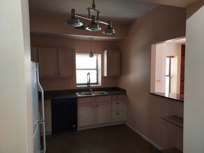 11014 Detroit Ave, Unit 2 in Cleveland, OH - Foto de edificio - Building Photo