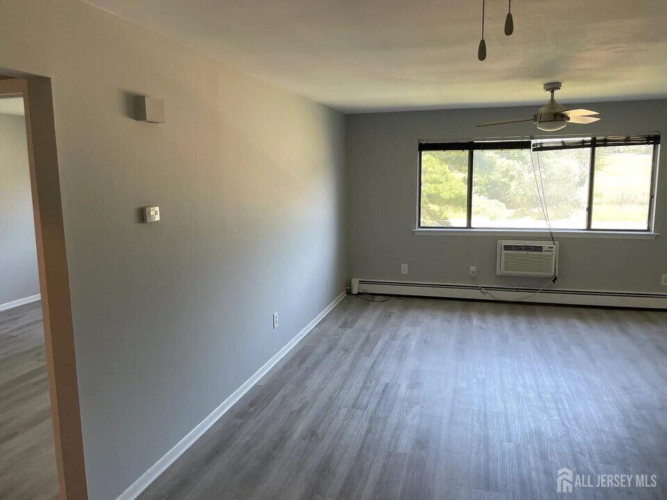 1334 Cricket Ln in Woodbridge Township, NJ - Building Photo