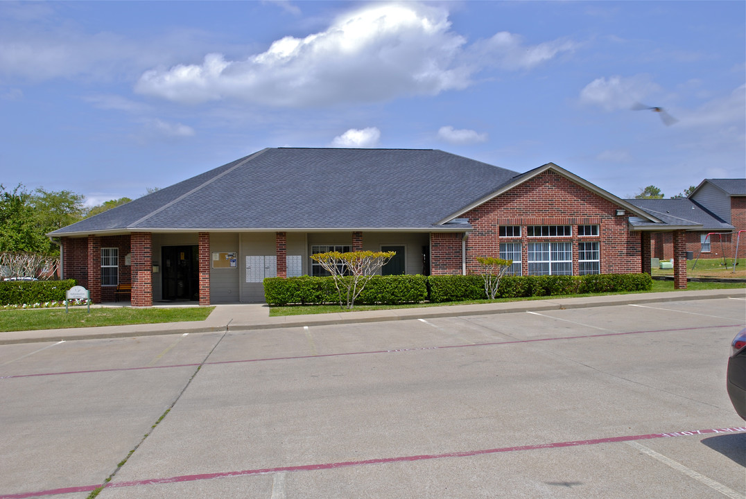 Victoria Place in Athens, TX - Building Photo