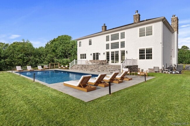 490 Montauk Hwy in Southampton, NY - Building Photo - Building Photo