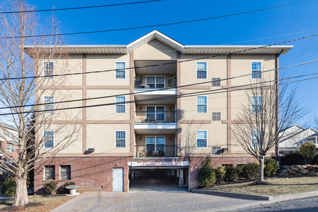 200-400 Carney St in Glen Cove, NY - Building Photo - Building Photo