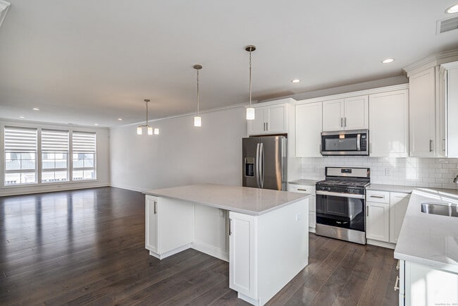 8 Brentwood Cir in Danbury, CT - Building Photo - Building Photo