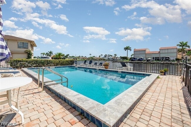 4005 SE 19th Pl, Unit 1 in Cape Coral, FL - Foto de edificio - Building Photo