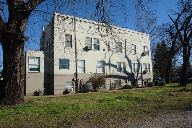 180 E 8th Ave in Chico, CA - Foto de edificio - Building Photo