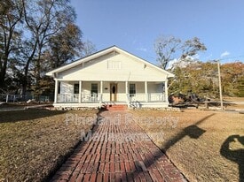 413 E Donaldson Ave in Raeford, NC - Building Photo
