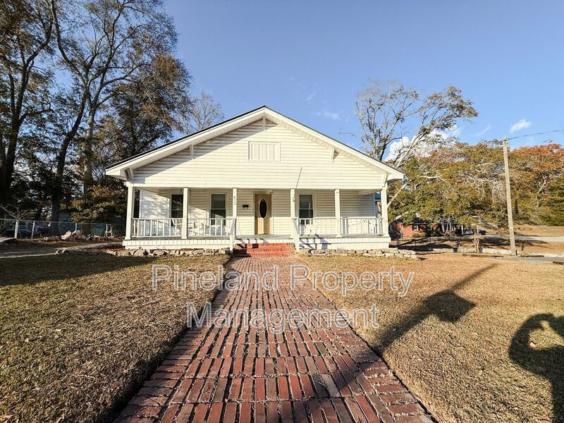 413 E Donaldson Ave in Raeford, NC - Building Photo