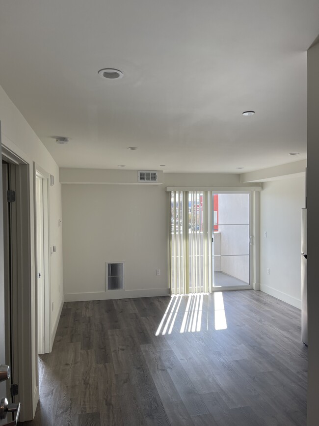 8548 Reseda Blvd in Northridge, CA - Building Photo - Building Photo