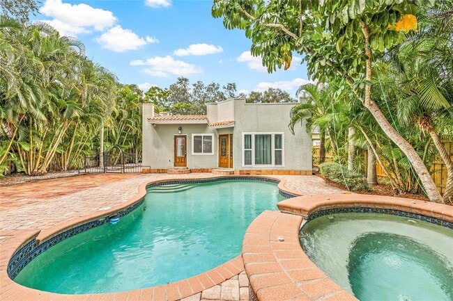 2434 W Prospect Rd in Tampa, FL - Building Photo - Building Photo