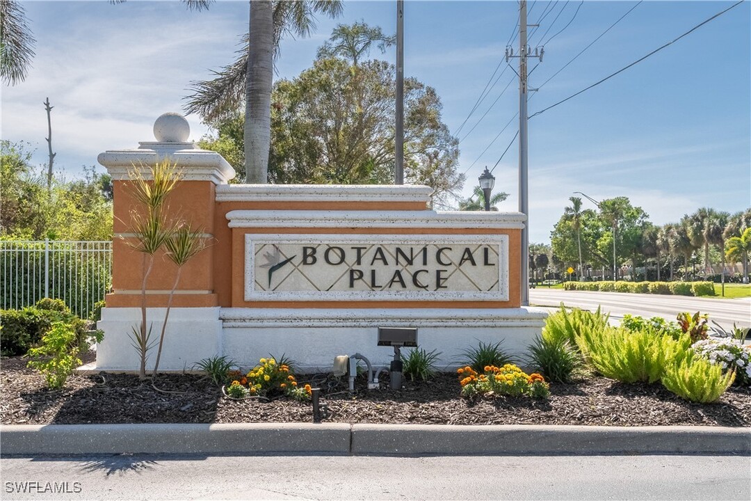 4420 Botanical Pl Cir in Naples, FL - Foto de edificio