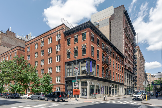 Washington Place in New York, NY - Foto de edificio - Building Photo