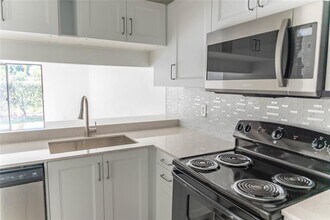 11680 NW 39th St in Coral Springs, FL - Foto de edificio - Building Photo