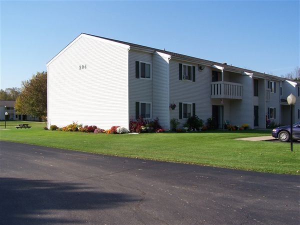 Brookwood Gardens and Manor in Clare, MI - Building Photo