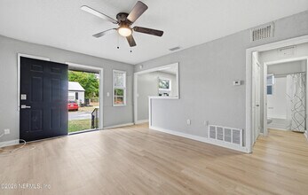 5931 Wilmar Rd W in Jacksonville, FL - Foto de edificio - Building Photo