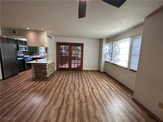 5915 Laredo St in Las Vegas, NV - Foto de edificio - Building Photo