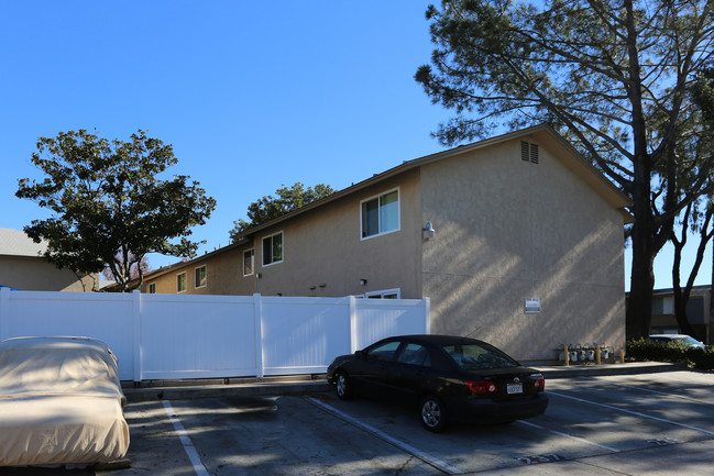 Barclay Square Apartments in San Diego, CA - Building Photo - Building Photo