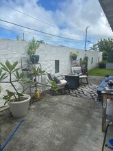 675 Kihapai St in Kailua, HI - Foto de edificio - Building Photo