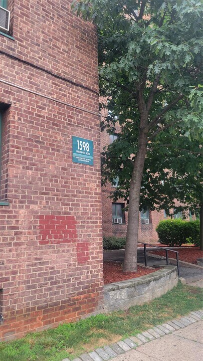 1598 Unionport Rd in Bronx, NY - Building Photo
