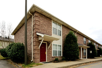 Auburn Place Town And Garden Homes in Louisville, KY - Foto de edificio - Building Photo