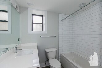 1952 W Nelson St, Unit 2W in Chicago, IL - Foto de edificio - Building Photo