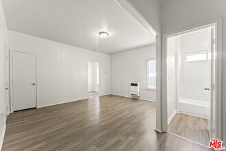 842 W 83rd St in Los Angeles, CA - Building Photo - Building Photo