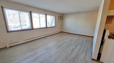 Twin Lakes Apartments in Robbinsdale, MN - Foto de edificio - Building Photo