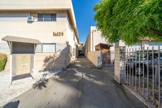 16129 Cantlay St in Van Nuys, CA - Building Photo - Building Photo