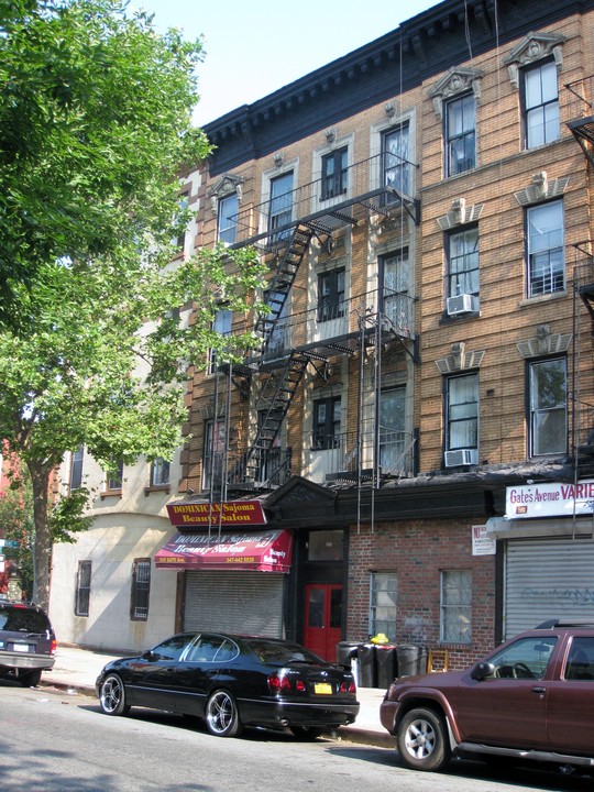 555 Gates Ave in Brooklyn, NY - Building Photo