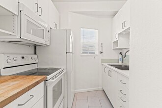 1084 24th St in Oakland, CA - Building Photo - Building Photo