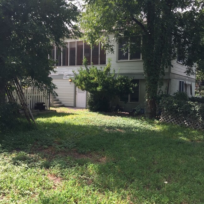1214 W Twohig Ave
