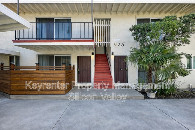 property at 923 Ravenscourt Ave