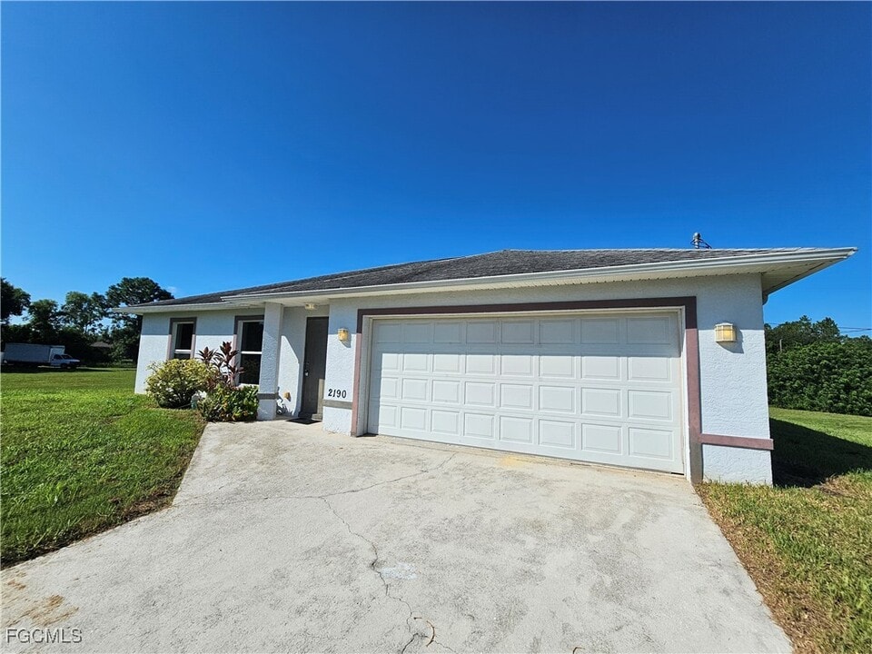 2190 Lincoln Park Ave in Alva, FL - Building Photo