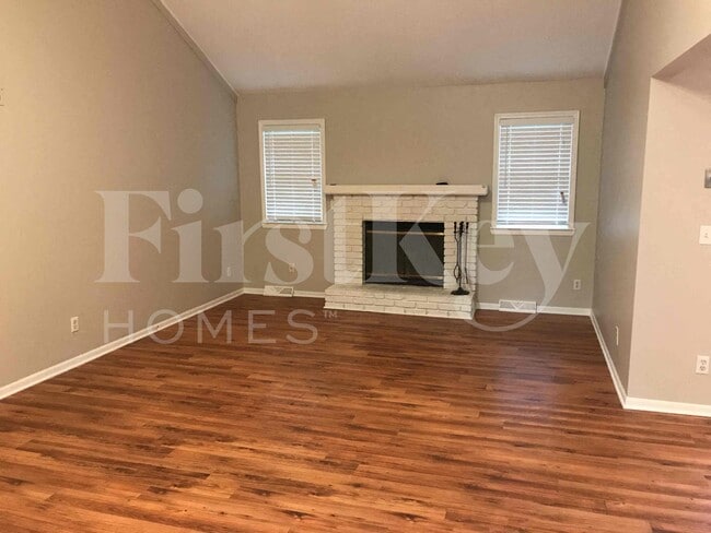 804 NE Karapat Dr in Kansas City, MO - Foto de edificio - Building Photo