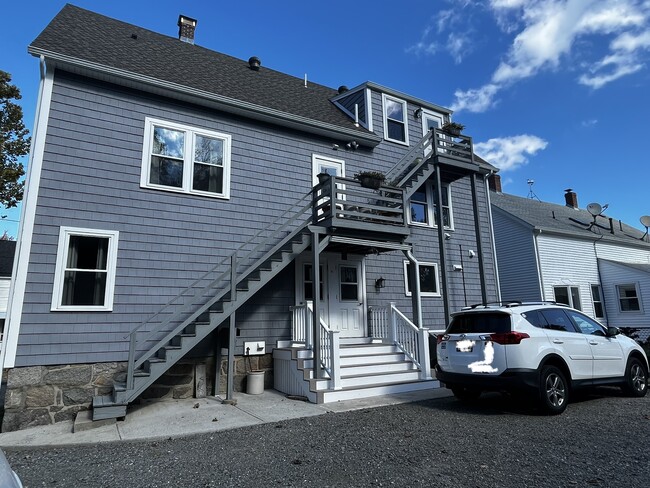 18 Forest St, Unit 2nd Floor in Rockport, MA - Foto de edificio - Building Photo