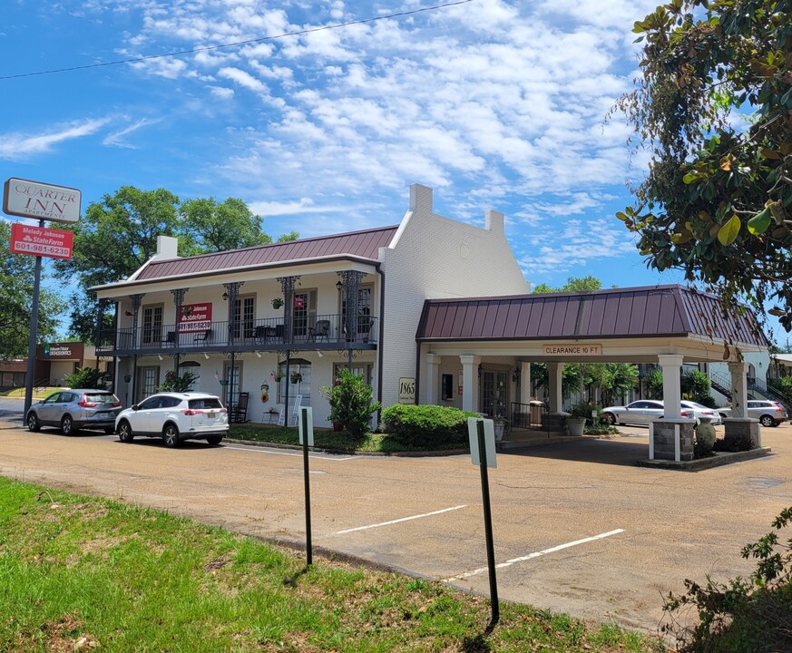 Quarter Inn Apartments in Jackson, MS - Building Photo