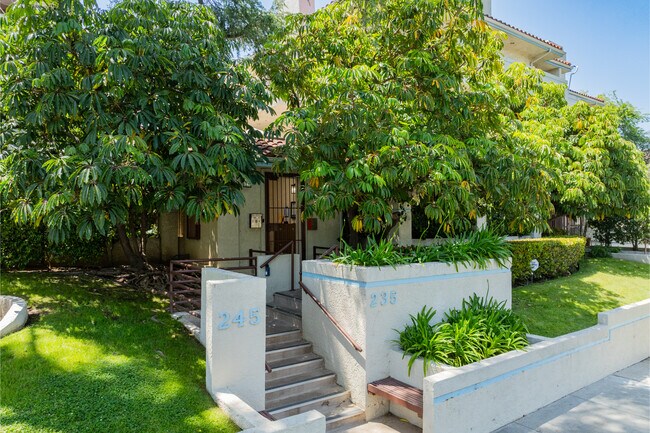 235 - 245 S Holliston Ave in Pasadena, CA - Foto de edificio - Building Photo
